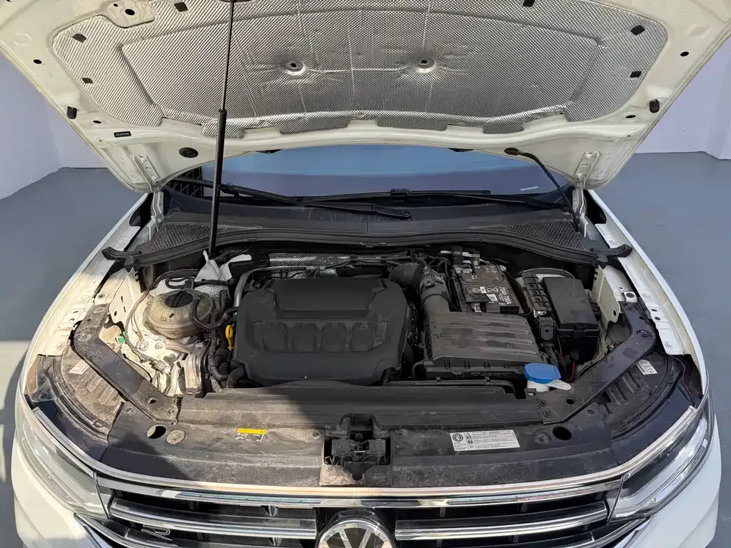 Volkswagen Tiguan L — фото 10