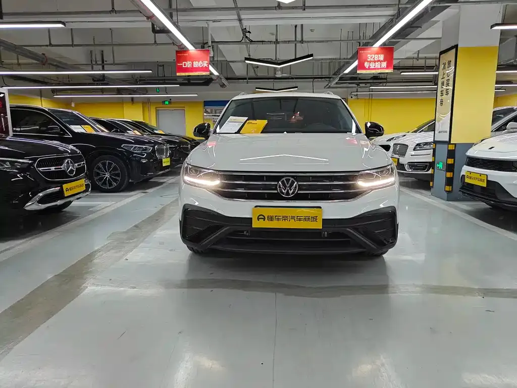 Volkswagen Tiguan L — фото 1