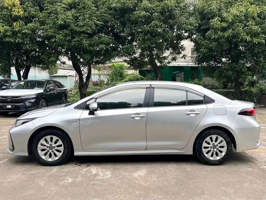 Toyota Corolla — фото 10