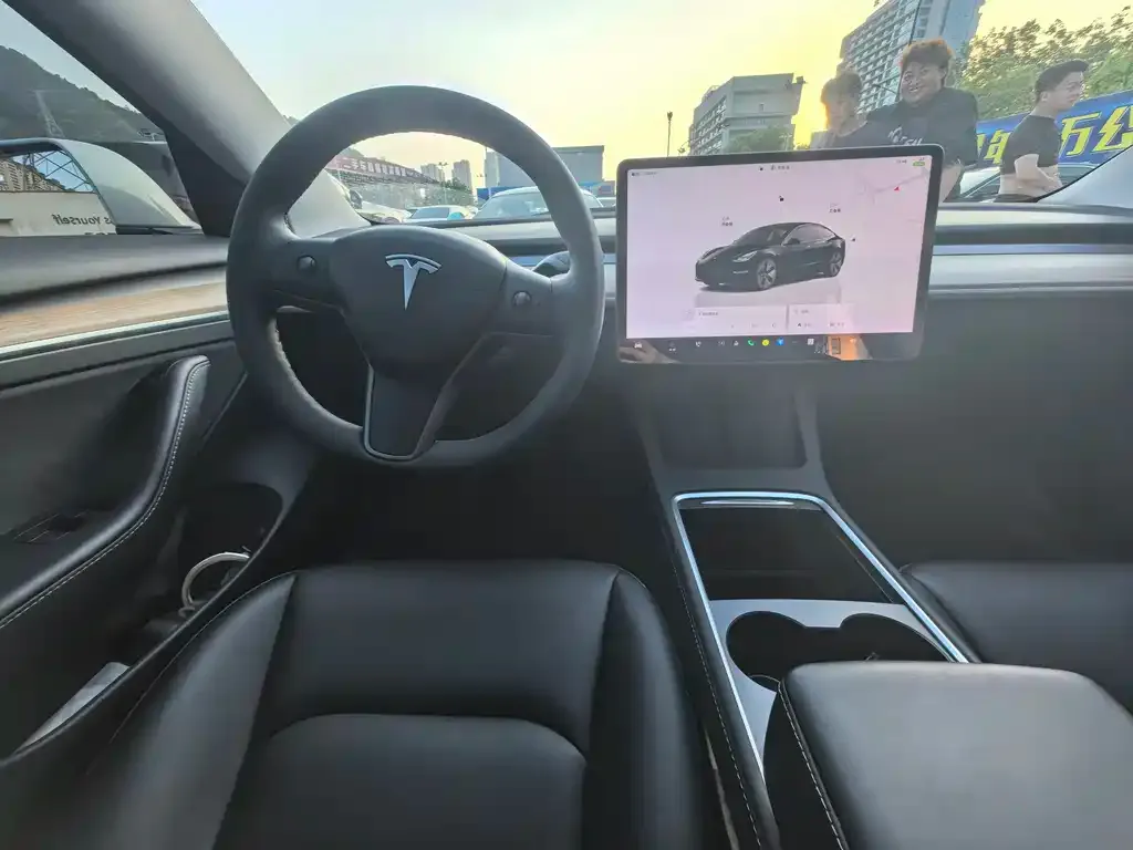 Tesla Model 3 — фото 3