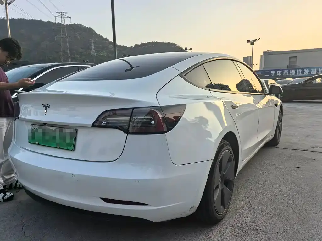 Tesla Model 3 — фото 5