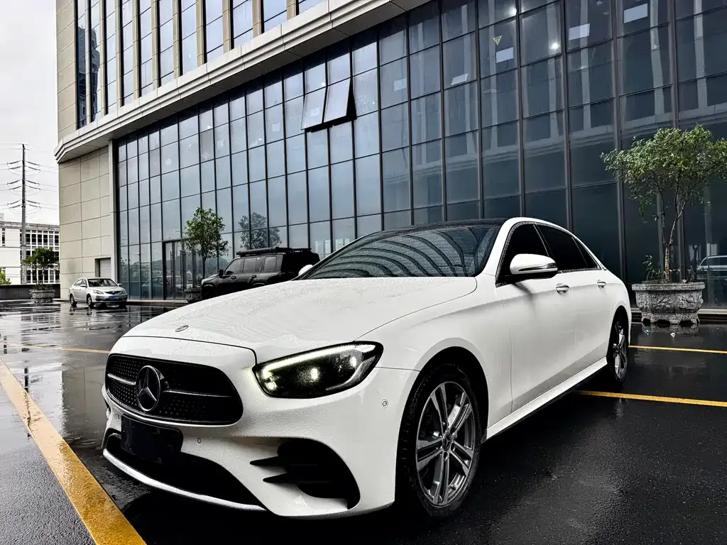 Mercedes-Benz E-Class — фото 1