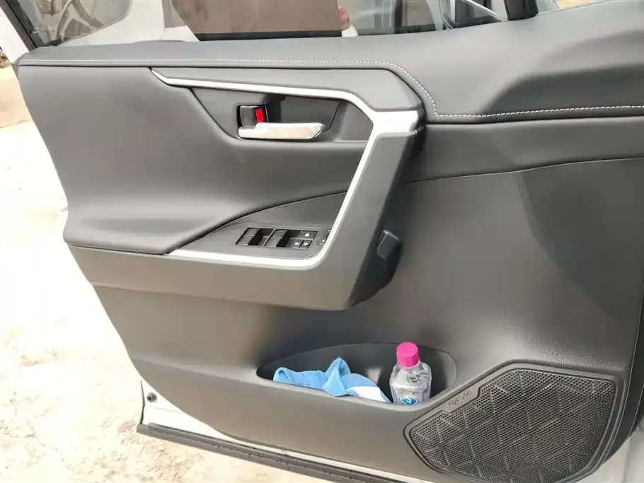 Toyota RAV4 — фото 3
