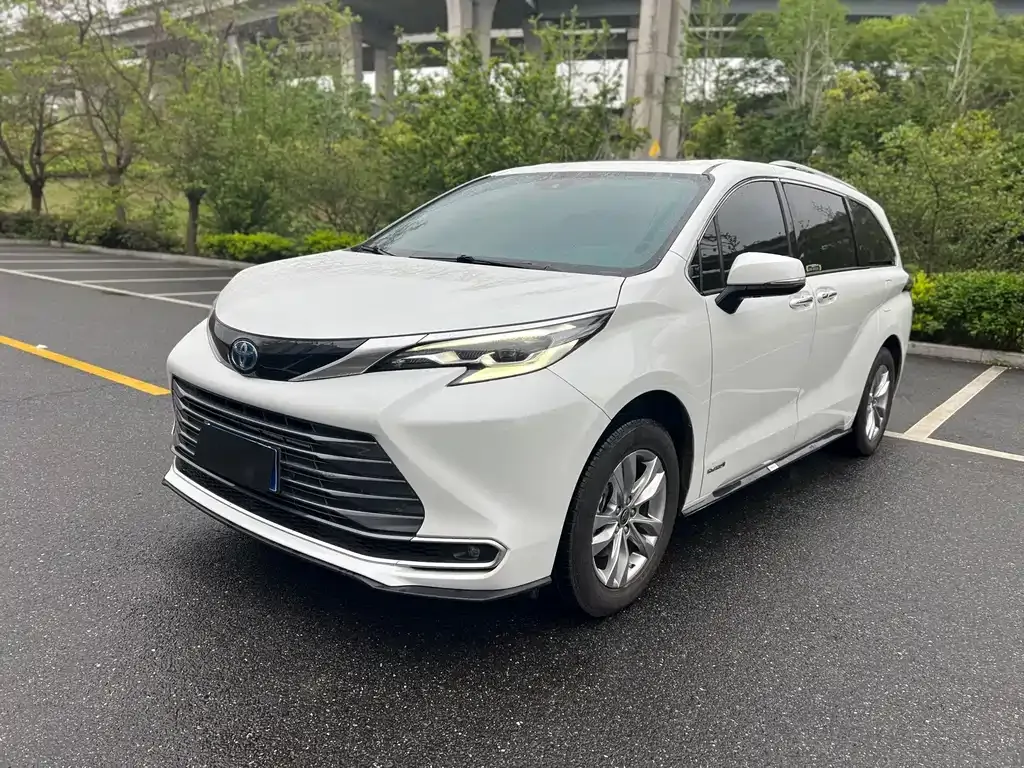 Toyota Sienna — фото 1