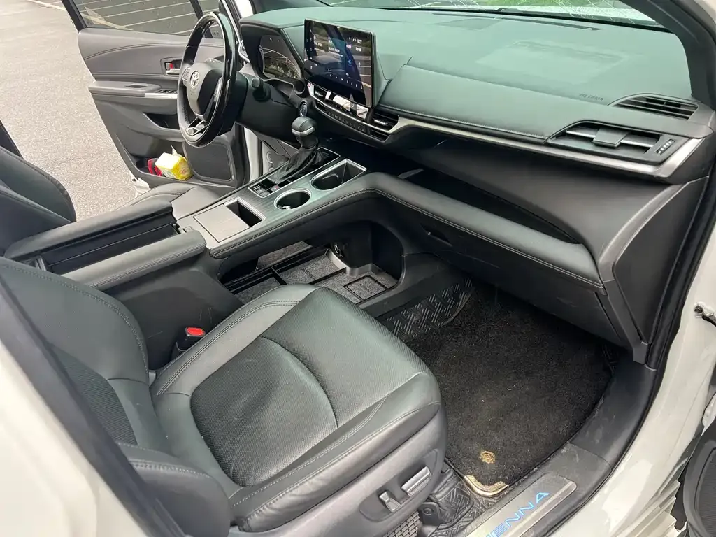 Toyota Sienna — фото 2