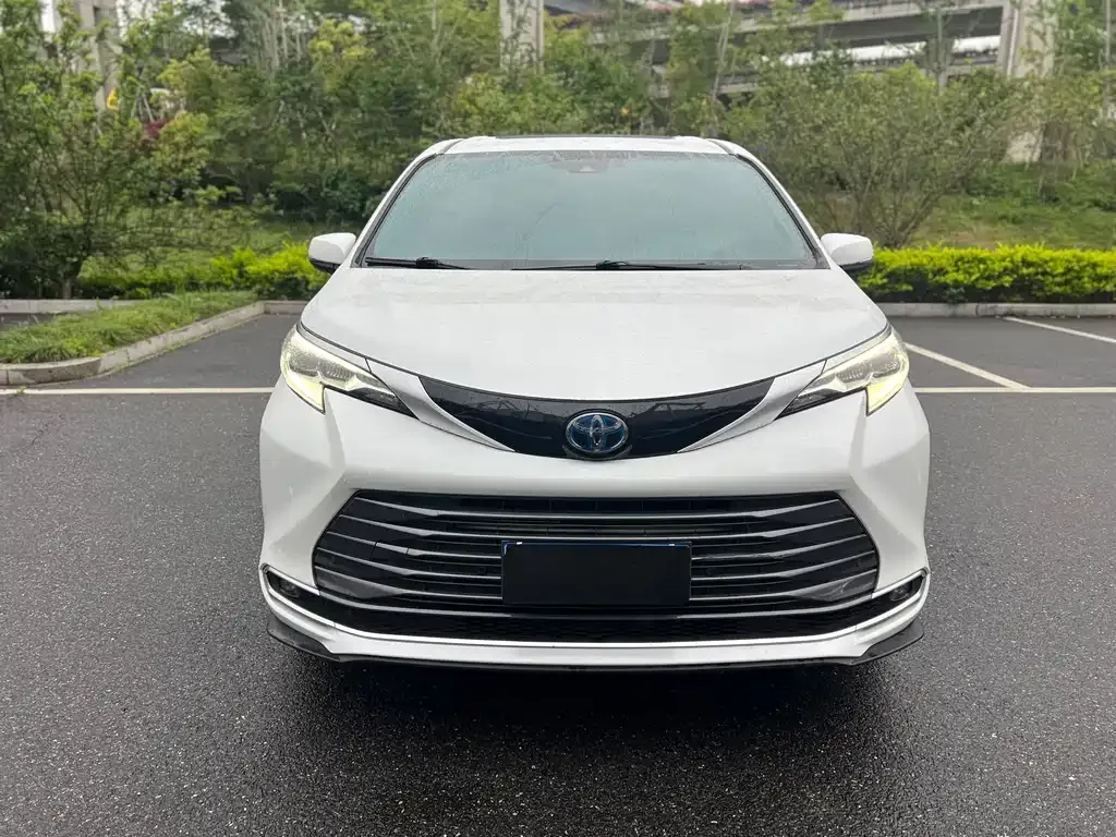 Toyota Sienna — фото 4