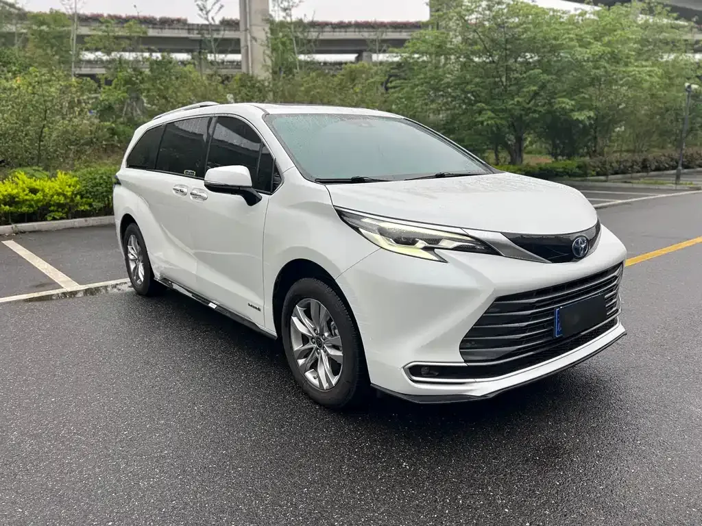 Toyota Sienna — фото 10