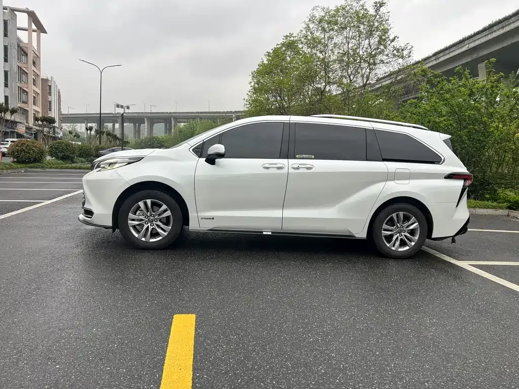 Toyota Sienna — фото 9
