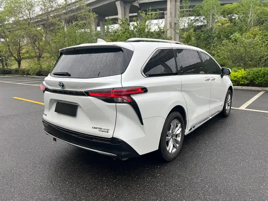 Toyota Sienna — фото 8