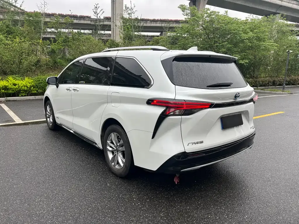 Toyota Sienna — фото 7
