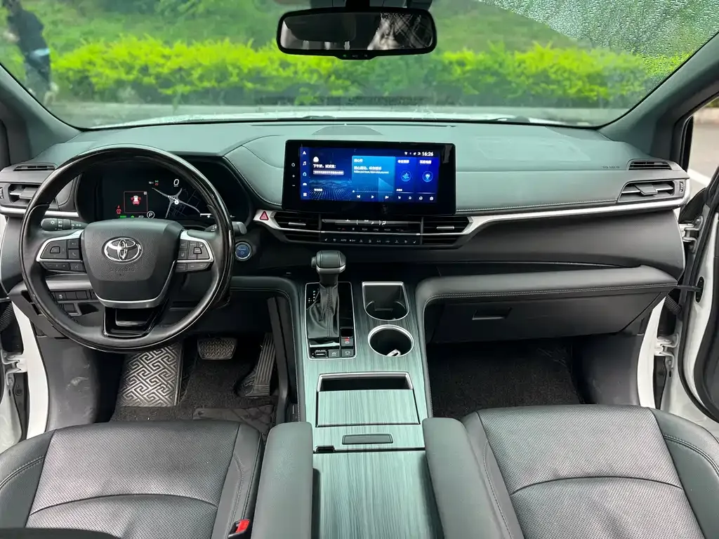 Toyota Sienna — фото 5