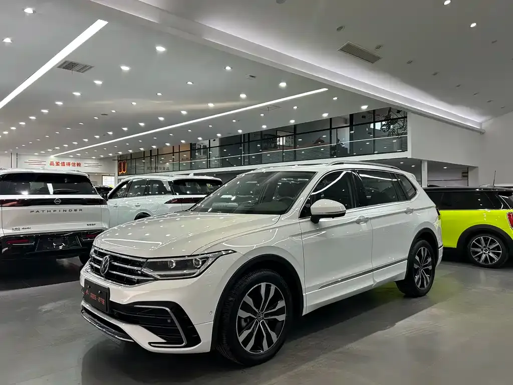 Volkswagen Tiguan L — фото 1