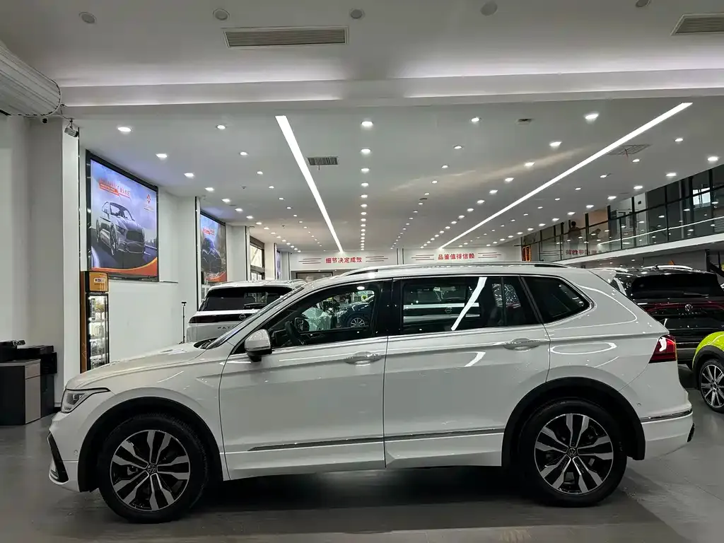 Volkswagen Tiguan L — фото 10