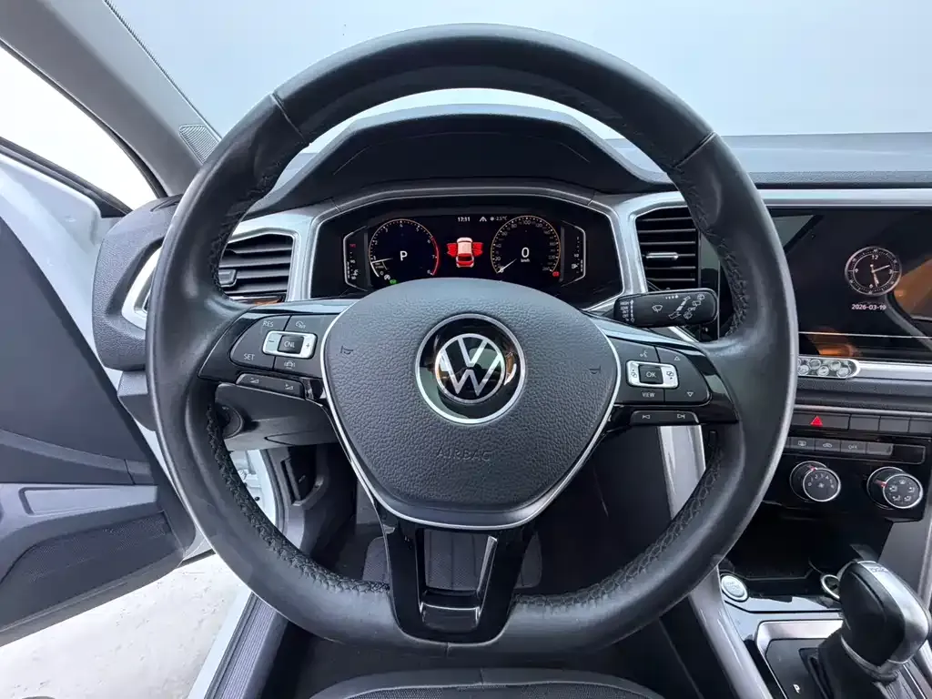 Volkswagen T-Roc — фото 9