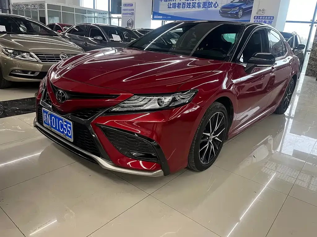 Toyota Camry — фото 1