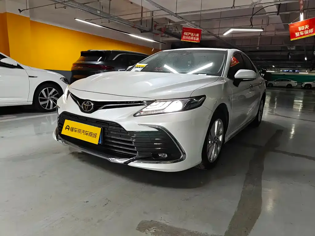 Toyota Camry — фото 1