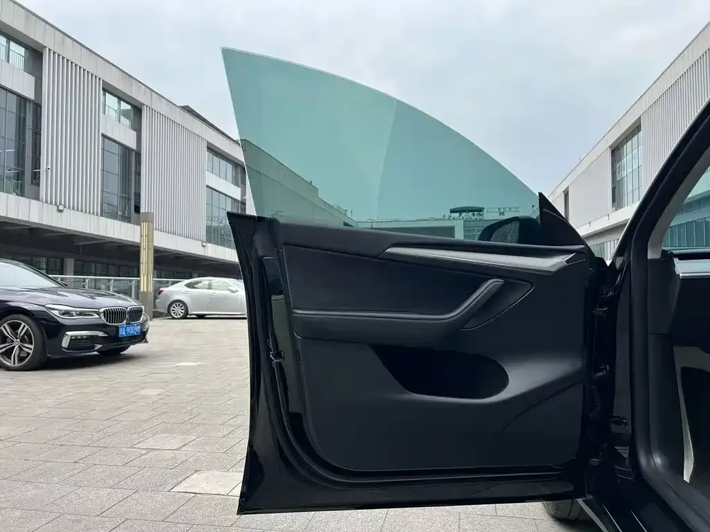 Tesla Model Y — фото 9