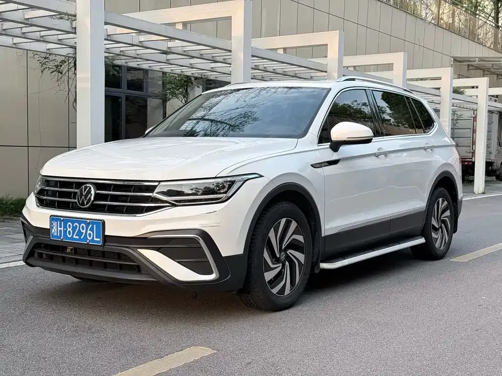 Volkswagen Tiguan L — фото 1