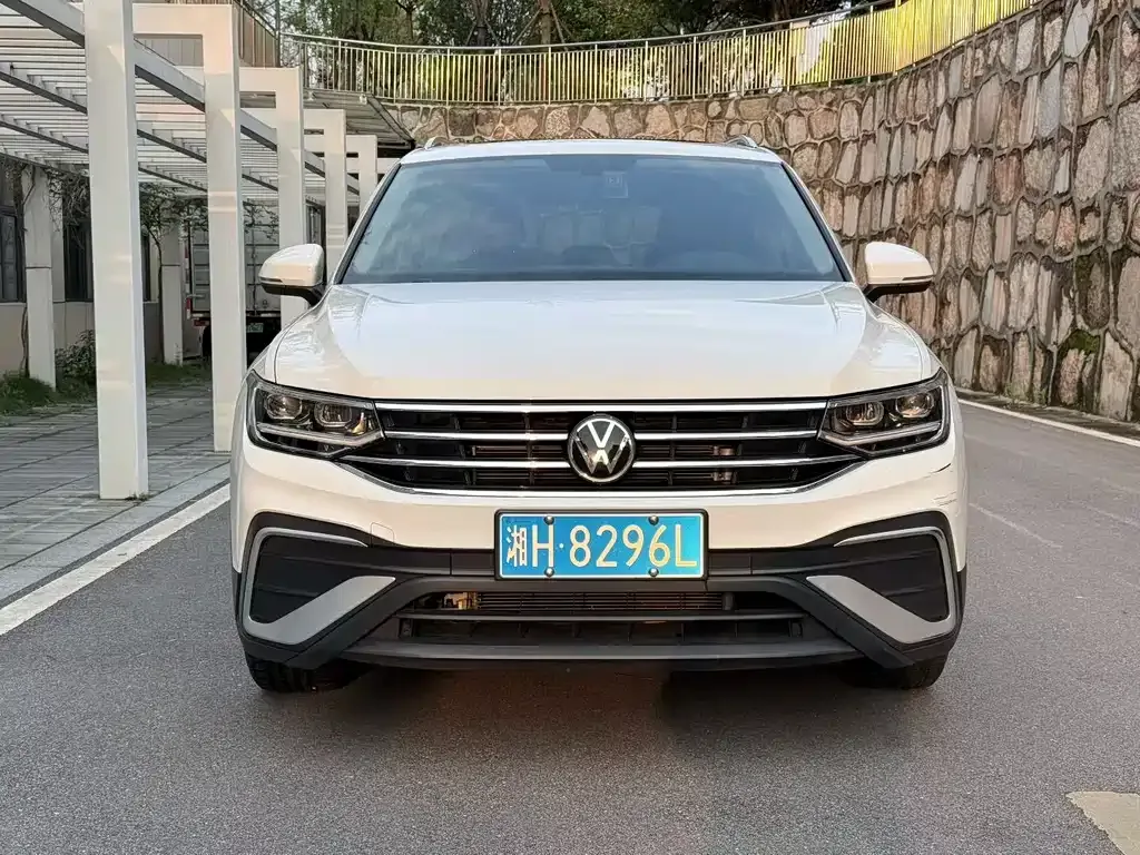Volkswagen Tiguan L — фото 6