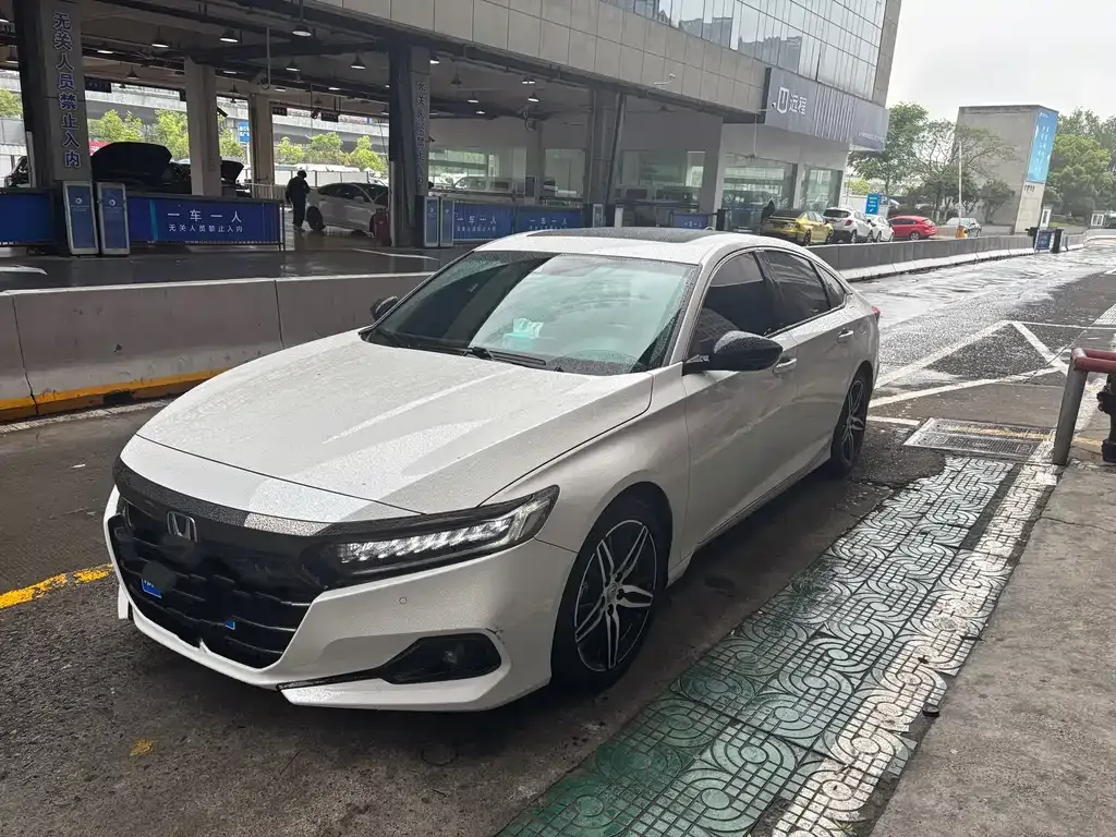 Honda Accord — фото 1