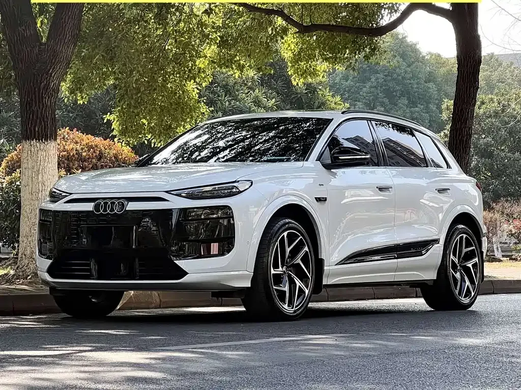 Audi Q6L e-tron — фото 1