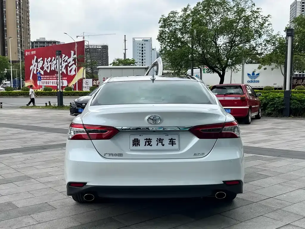 Toyota Camry — фото 9