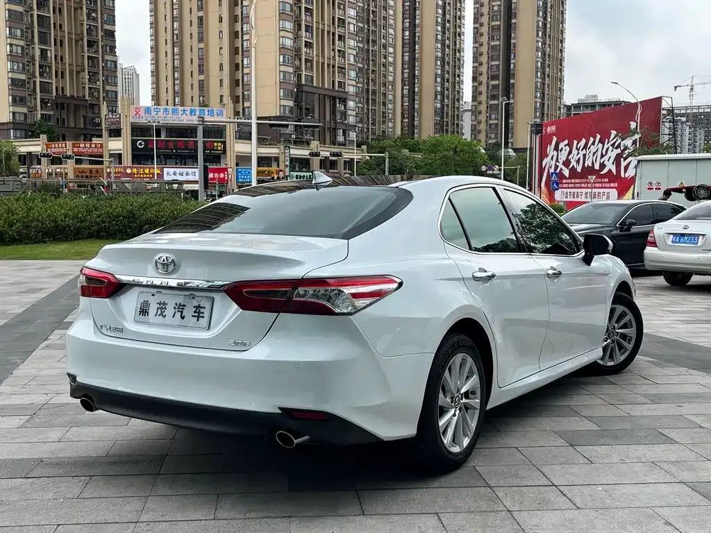 Toyota Camry — фото 5
