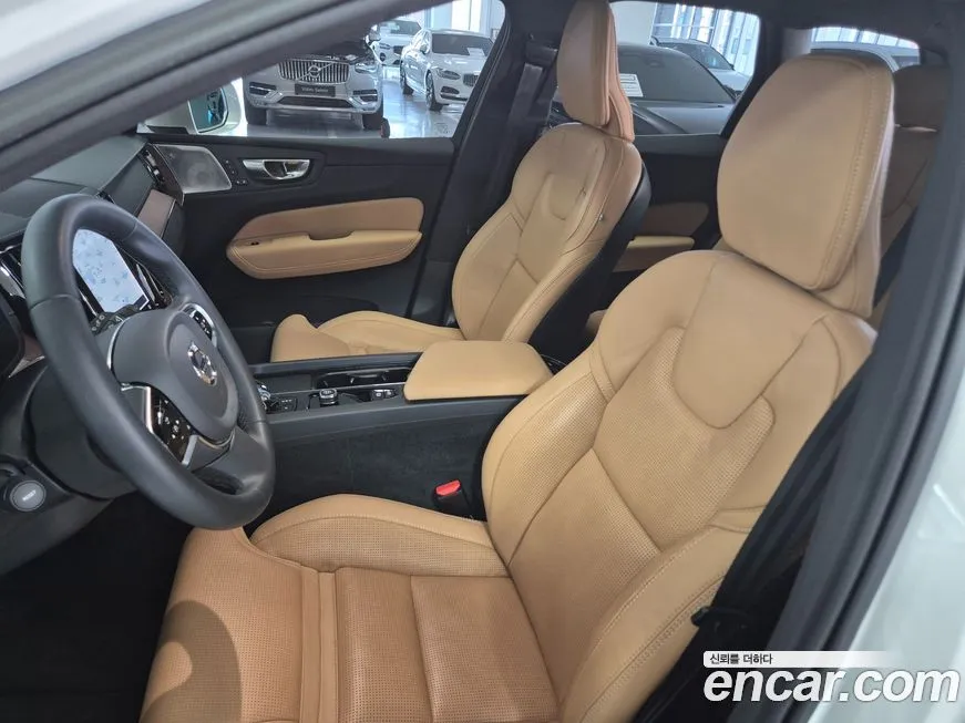 Volvo XC60 — фото 10