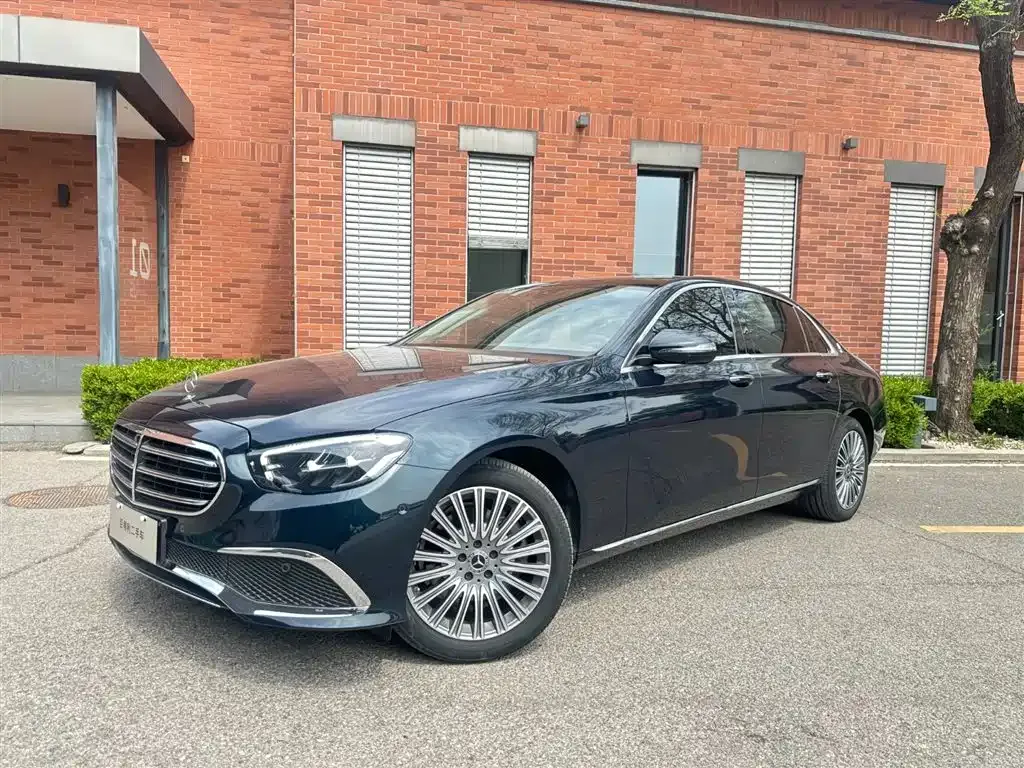 Mercedes-Benz E-Class — фото 1