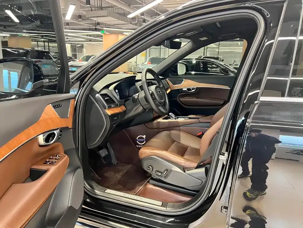 Volvo XC90 — фото 10