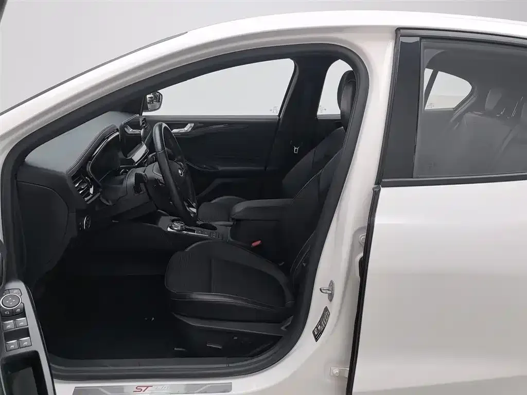 Ford Focus 2022 из CN, фото 4
