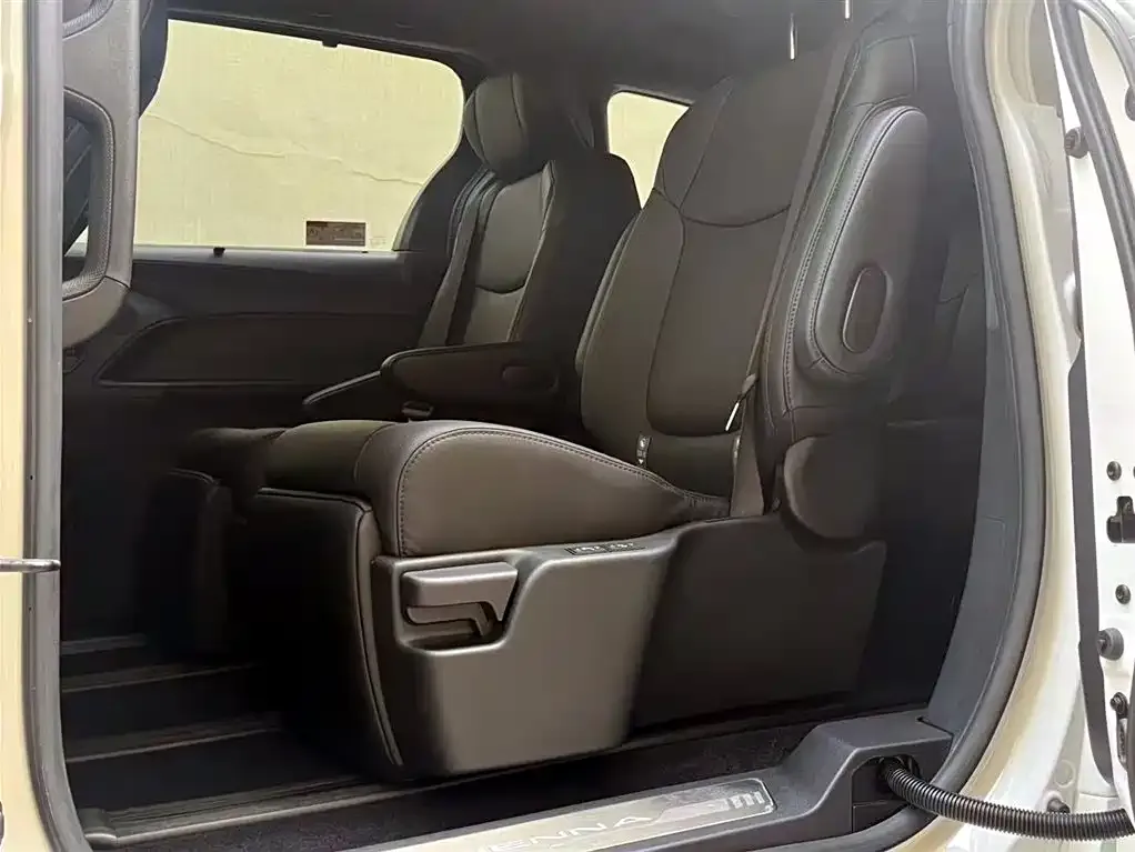 Toyota Sienna 2023 из CN, фото 2