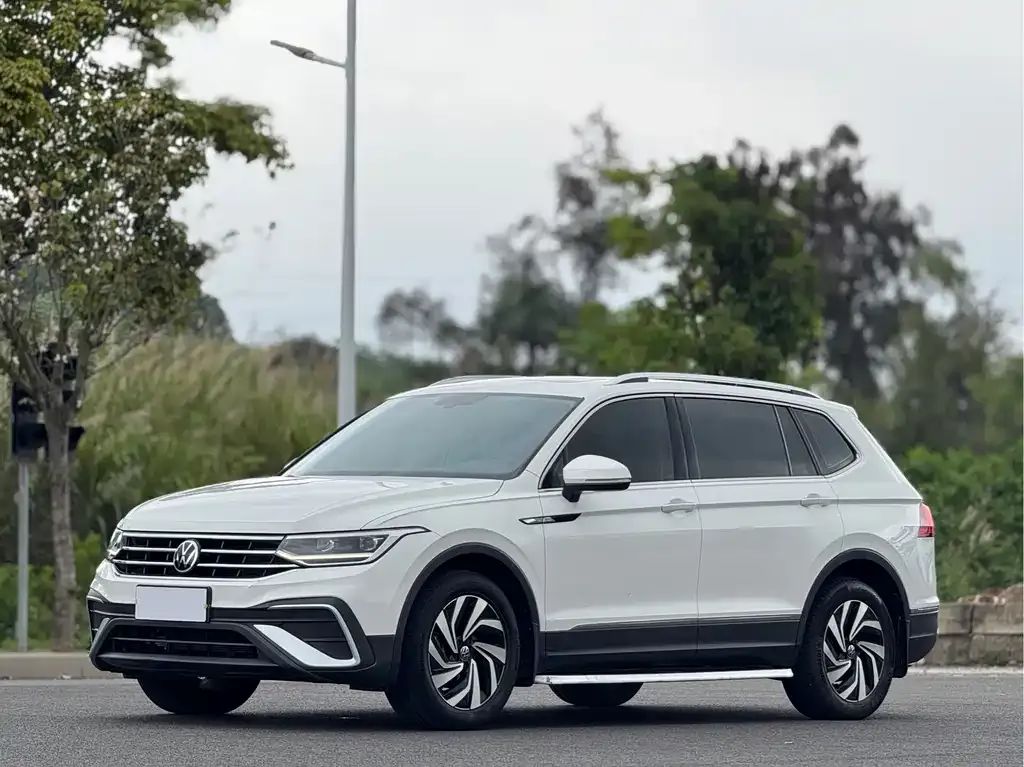 Volkswagen Tiguan L — фото 1