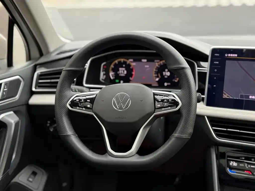 Volkswagen Tiguan L — фото 7
