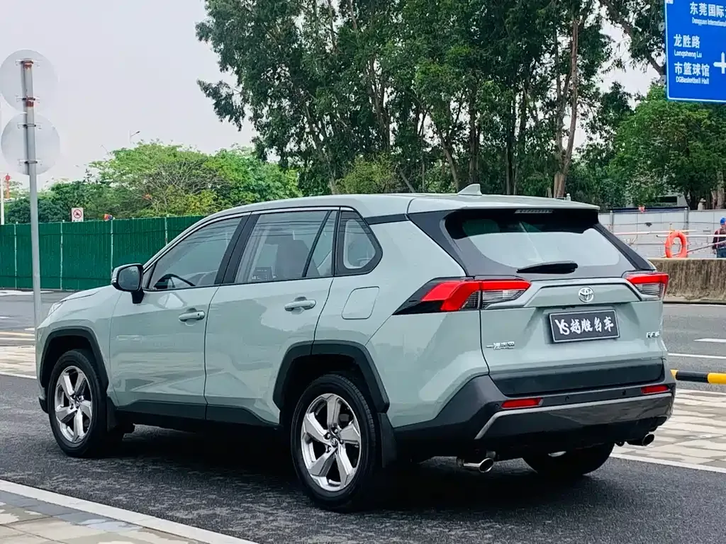 Toyota RAV4 — фото 8