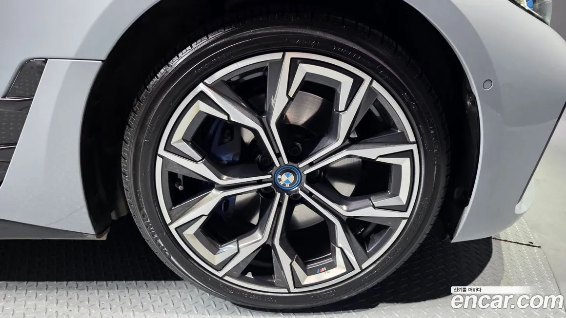BMW i4 — фото 9