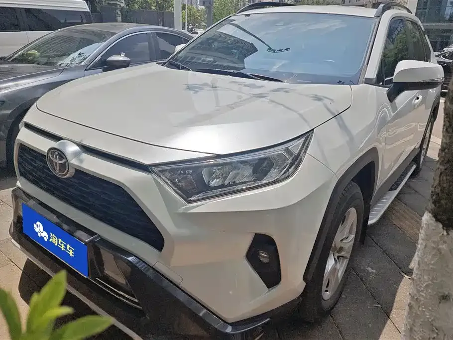 Toyota RAV4 — фото 1