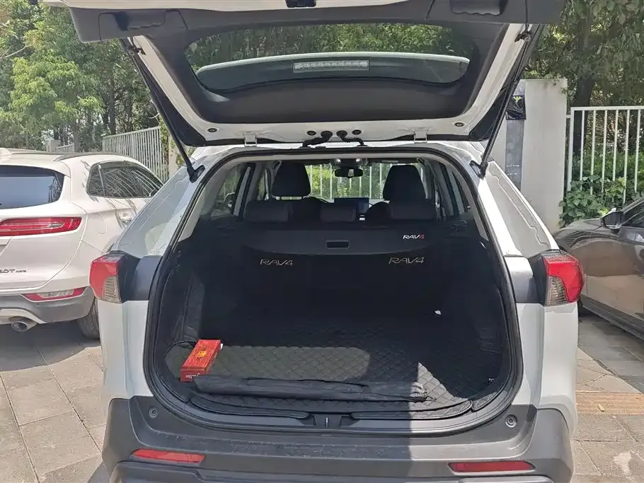 Toyota RAV4 — фото 9