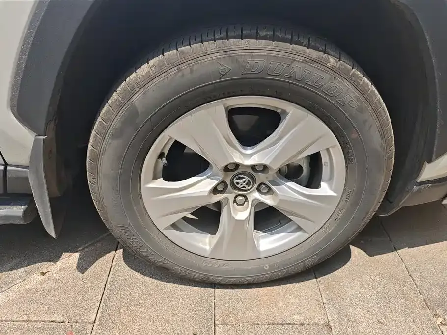 Toyota RAV4 — фото 7
