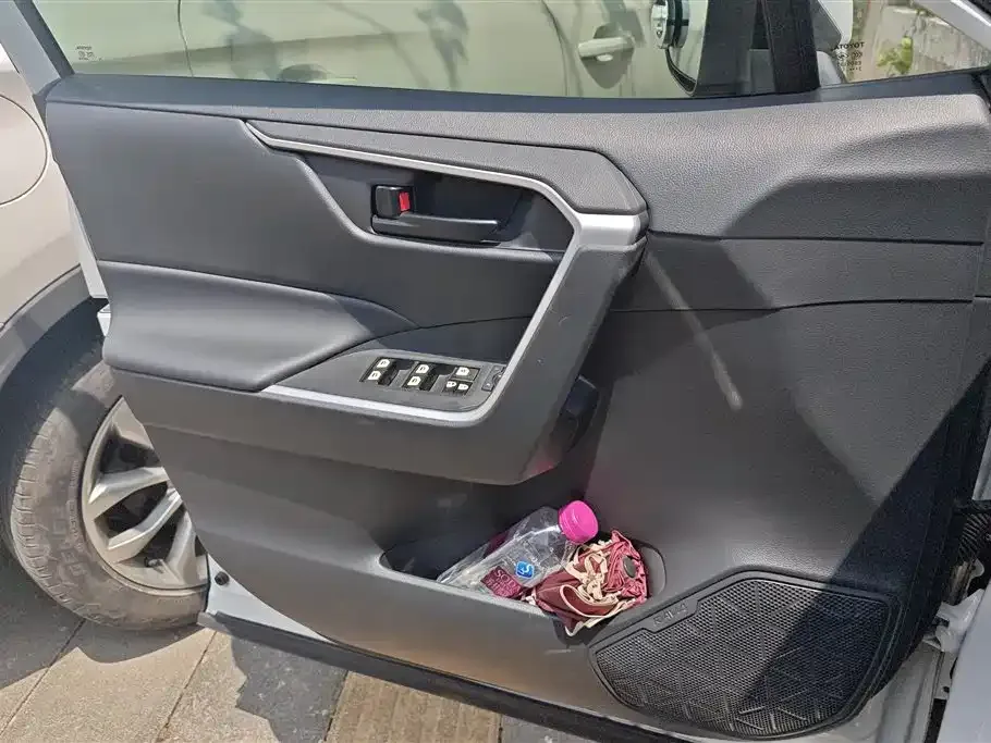 Toyota RAV4 — фото 10