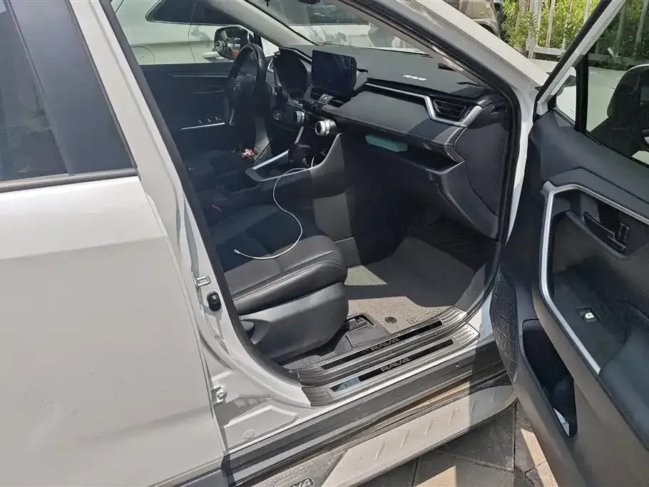 Toyota RAV4 — фото 5