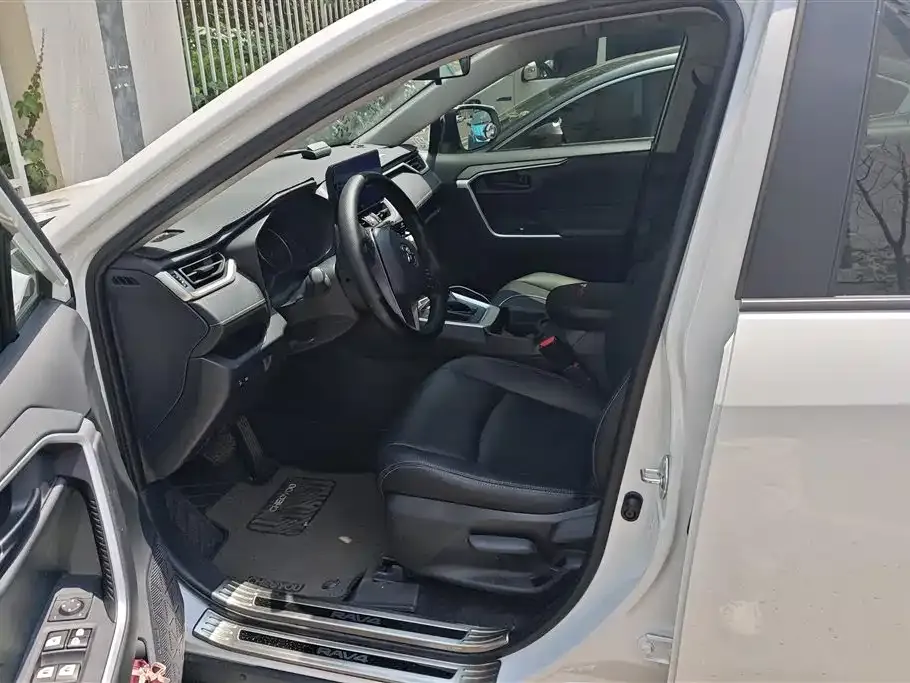 Toyota RAV4 — фото 3