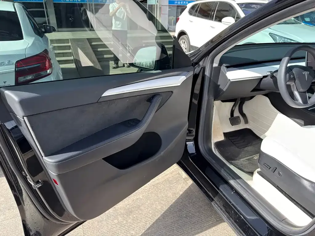Tesla Model Y — фото 2