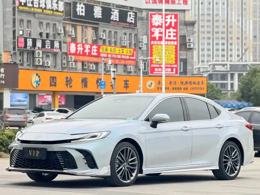 Toyota Camry — фото 1