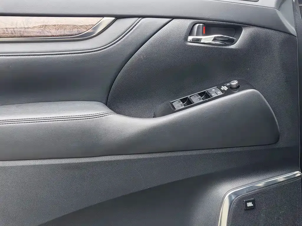 Toyota Alphard — фото 7
