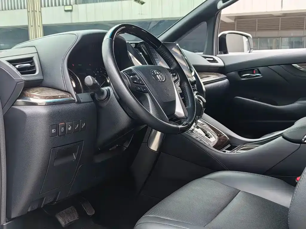 Toyota Alphard — фото 2
