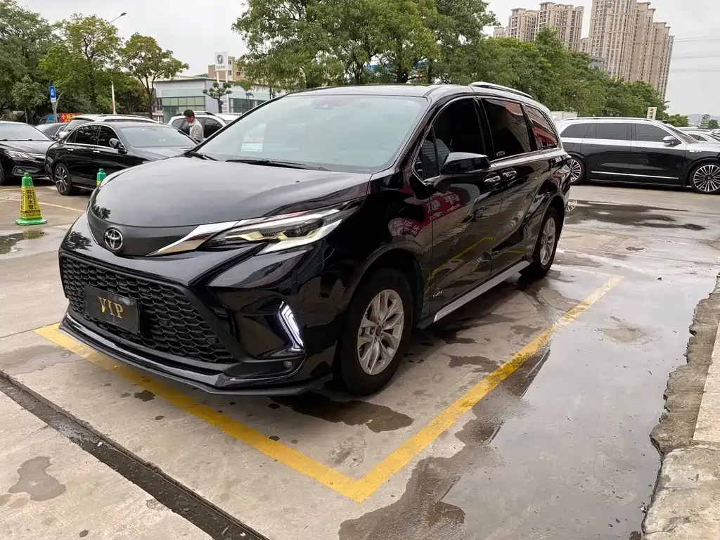 Toyota Granvia — фото 1