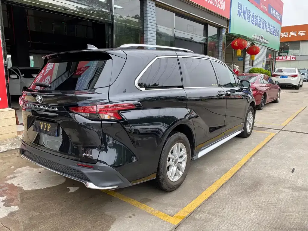 Toyota Granvia — фото 8