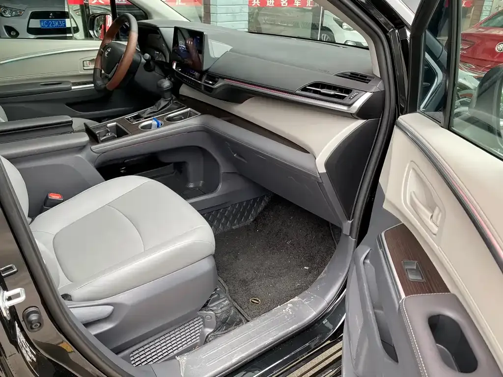 Toyota Granvia — фото 9
