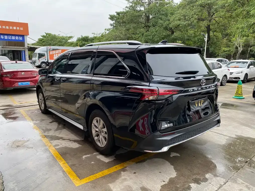 Toyota Granvia — фото 7